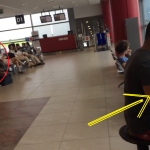 Lo que hace este hombre esperando en un aeropuerto te hará sonreír