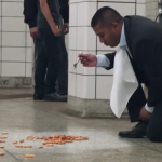 Comer en el suelo del metro: ¿un loco o un genio del marketing?